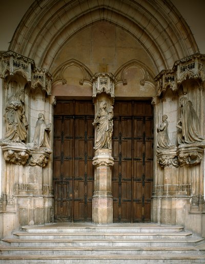 Vista do portal da Chartreuse de Champmol. É decorado com cinco esculturas feitas por Sluter Claus (cerca de 1350 por volta de 1405): a Virgem, o Duque e Duquesa de Borgonha, São João Batista e Santa Margarida. 1386-1401 Dijon (Gold Cote) de Claus Sluter