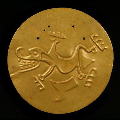 Disco Peitoral com Crocodilo, 300-1550 DC (ouro martelado e perseguido) de Coclé Gran