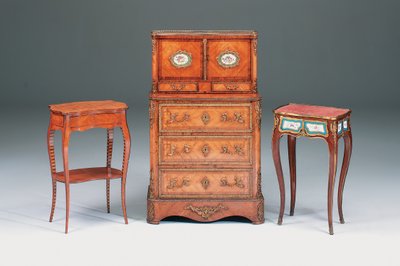 Mesa ocasional vitoriana (esquerda) (tulipwood, kingwood, marchetaria e parquete) de Collinson and Lock