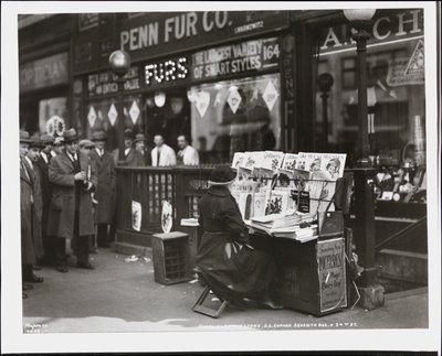 Comerciante de notícias cego, Fannie Lyons, no seu stand no canto sudeste da 7th Avenue & 34th Street de Company Byron