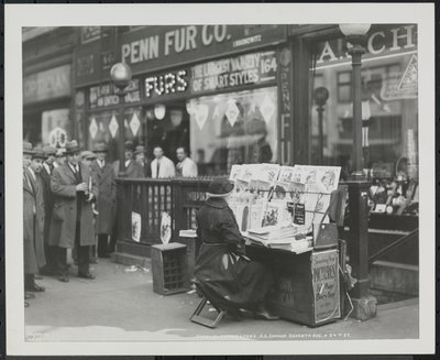 Comerciante de notícias cego, Fannie Lyons, no seu stand no canto sudeste da 7th Avenue & 34th Street de Company Byron