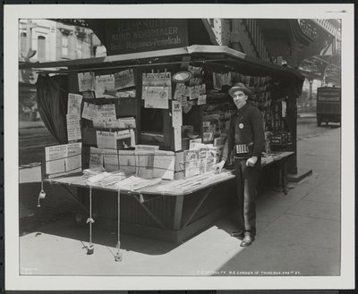 Comerciante de notícias cego, P.J. McNulty no seu stand no canto nordeste da 3rd Avenue & 42nd Street de Company Byron