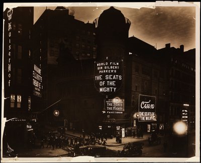 O Teatro do Casino à noite, multidões e carros, e trabalhadores de constução cavando na rua, Broadway e 39th St., New York, c.1915 (foto a p/b) de Company Byron