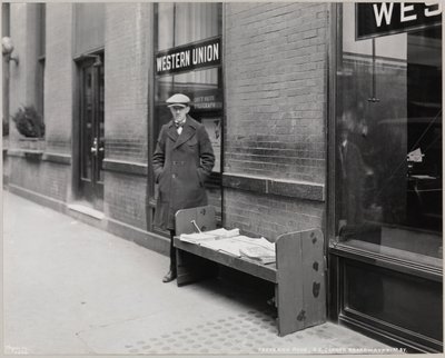 O jornalista cego, Frederick Rode e o canto sudeste da Broadway & 41st St. A Western Union sign is visible in the window behind Mr. Rode de Company Byron
