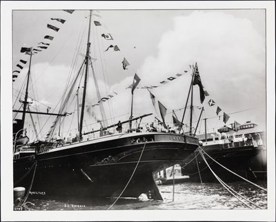 A popa da S.S. "Umbria" na doca, c.1900 (foto a p/b) de Company Byron