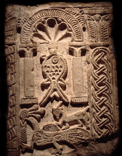 Civilização copta: fragmento de parede de alto relevo com peixes (símbolo cristão). Século VI ou VII depois de JC. Luxor, Museu de Arte Egípcia de Coptic Coptic