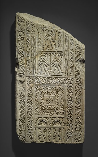 Estela fragmentária, possivelmente encontrada em Esna, século 7-8 (calcário com vestígios de gesso) de Coptic Coptic