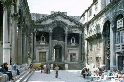 O Peristilo no Palácio de Diocleciano, c.AD 300 de Croatian School