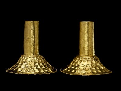 Par de ornamentos de orelha usados por um governante ou xamã de Culture Chimu