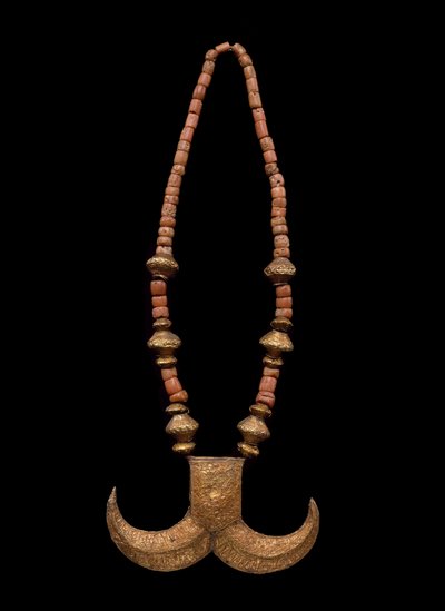 Colar garra de tigre, final do século 19 ao início do século 20 (folha de ouro, madeira, cobre e coral) de Culture Minangkabau