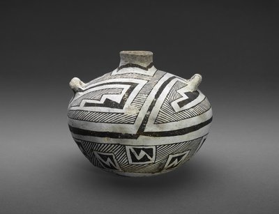 Jar (Olla) com designs escalonados e listrados de Culture Mogollon