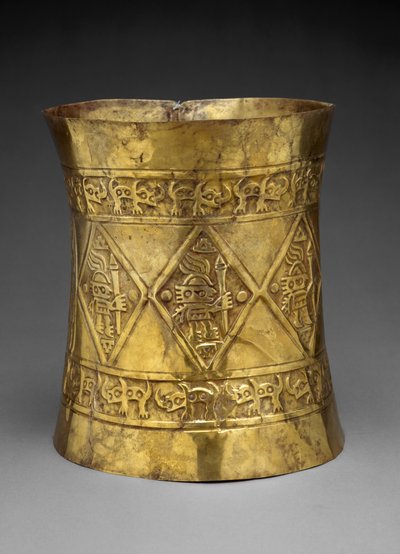 Coroa representando governantes ou deuses segurando cajados cerimoniais, 800-1350 DC (ouro martelado e perseguido) de Culture Sicán