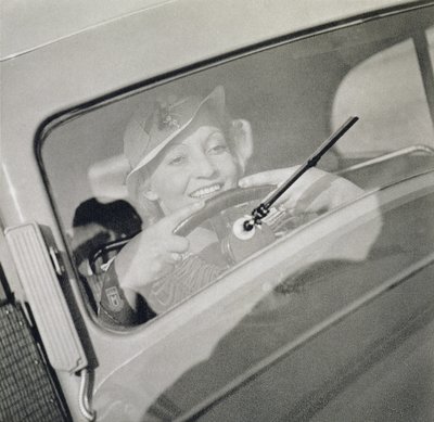 Uma mulher dirigindo, c.1930s (fotogravura) de Czech Photographer