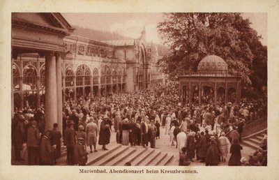 Postal retratando uma multidão de pessoas participando de um concerto à noite em Kreuzbrunnen de Czech Photographer