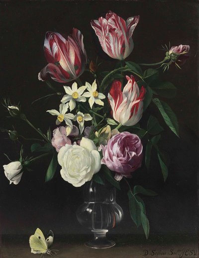 Rosas, tulipas e narcisos num vaso de vidro, com uma borboleta, num parapeito de Daniel Seghers