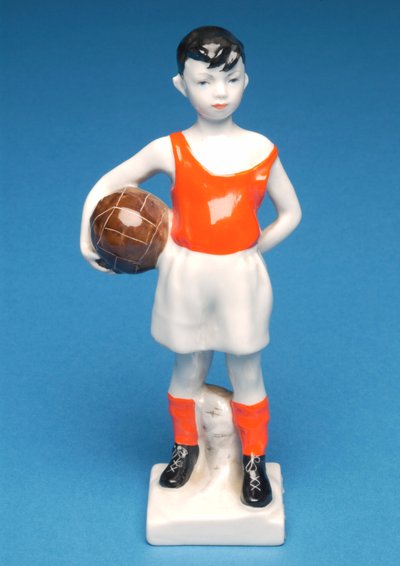 Menino dinamarquês segurando uma bola de futebol (cerâmica) de Danish School