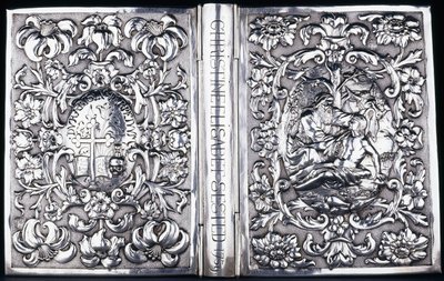 Capa superior e inferior do livro com folhagem e uma imagem do Bom Samaritano, 1740 de Danish School