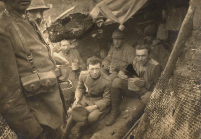 Grupo de soldados em uma trincheira durante a primeira guerra mundial de Dario Gentilini