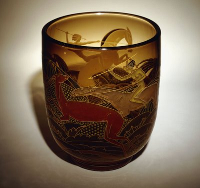 Vaso de vidro esmaltado representando duas amazonas caçando cervos (vaso de vidro sépia esmaltado, em tons de verde, marrom e azul, com dourado) de Daum Freres