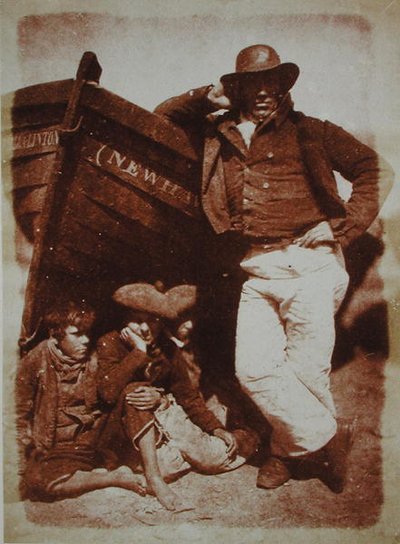 A Newhaven Fisherman and Boys, c.1843-47 (impressão em papel salgado a partir de negativo de calotipo) de David Octavius and Adamson Robert Hill