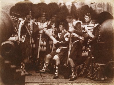 [Oficial da 92ª Gordon Highlanders Reading to the Troops, Castelo de Edimburgo], 9 de abril de 1846. Criadores: David Octavius Hill, Robert Adamson, Hill & Adamson. de Hill and Adamson