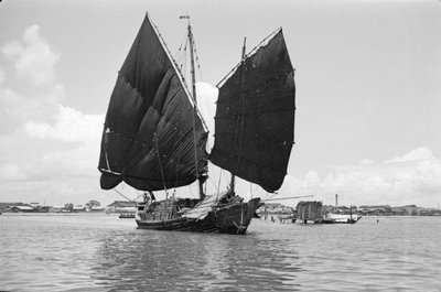 Um junco portuário com haste em forma de sino a navegar em Singapura de David Watkin Waters