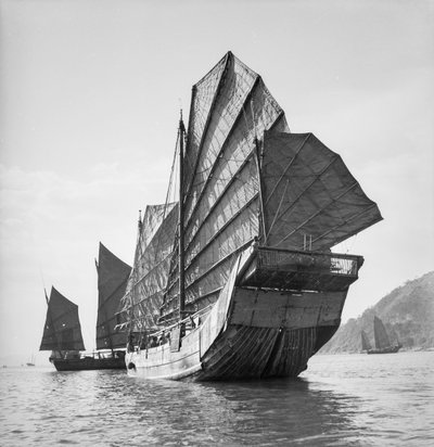Vista de um quarto de bombordo do junco do tipo pescador Yeungkong com o número de bombordo 227HA a navegar em Aberdeen, Hong Kong. de David Watkin Waters