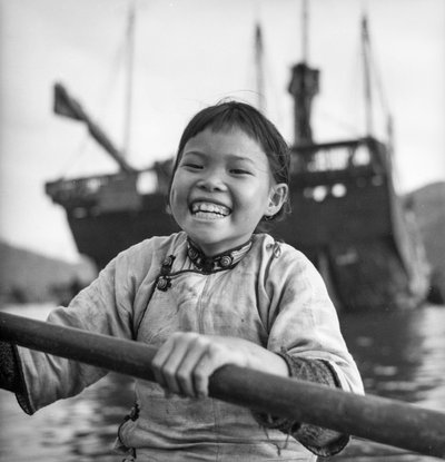 Retrato de uma jovem rapariga numa sampana no porto de Aberdeen, Hong Kong. de David Watkin Waters