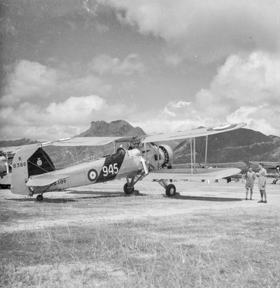 Fairey Swordfish I torpedo bombardeiro de reconhecimento biplano K8386, código 945, do 824 Squadron Fleet Air Arm, no aeródromo de Kai Tak, Hong Kong de David Watkin Waters