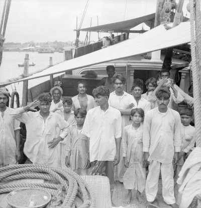 O capitão e a tripulação a bordo do dhow indiano do tipo kotia Karimi (fl.1938) ancorado em Colombo, Ceilão de David Watkin Waters