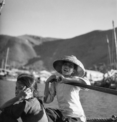 Duas jovens raparigas de sampana em Aberdeen, Hong Kong de David Watkin Waters