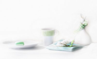 Mesa com macarons verdes frescos de Delphine Devos