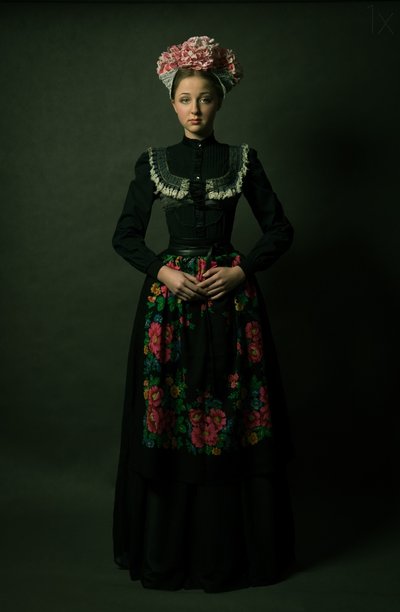 Jovem Mulher: Estilo Folk Floral de Denisa Justusová Šumcová
