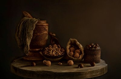 Natureza morta com frutos secos rústicos de Dennis Zhang