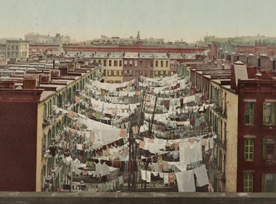 Uma lavagem de segunda-feira, Nova York, c.1900 de Detroit Photographic Co.