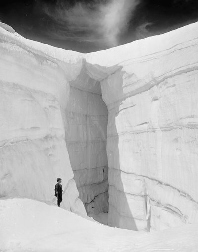 Glaciar Asulkan da gruta do gelo, Montanhas Selkirk, British Columbia , c.1902 (foto a p/b) de Detroit Publishing Co.