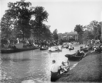 Concerto de banda no Grande Canal, Belle Isle Park, 1903-20 de Detroit Publishing Co.