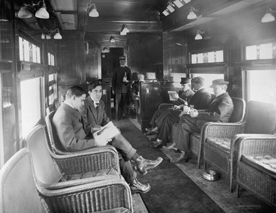 Grupo de Homens viajando em Buffet Library Car on Deluxe Overland Limited Train, EUA, c.1915 (foto a p/b) de Detroit Publishing Co.