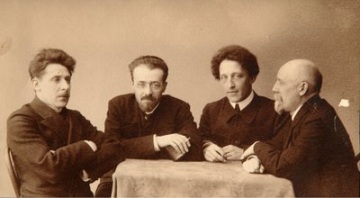 Retrato de Grupo dos Poetas Alexandre (Alexandre) Aleksandrovich Blok (1880-1921), Georgii (George) Chulkov (1879-1939), Konstantin Aleksandrovich Erberg (Siunnerberg, Syunnerberg, Sunnenberg) (1871-1942) e Fyodor Sologub (Fiodor Sologoub, Fiodor Kouzmit de Dmitri Spiridonovich Zdobnov