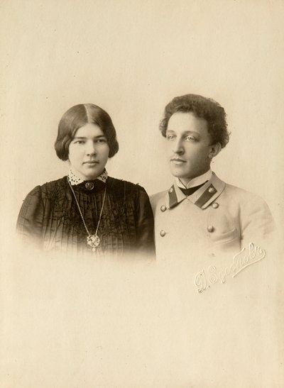 Retrato do poeta Alexander (Alexandre) Aleksandrovich Blok (1880-1921) com sua esposa. Fotografia de Gelatina de Prata por Dmitri Spiridonovich Zdobnov (Fim do séc. de Dmitri Spiridonovich Zdobnov