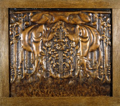 Um painel de chumbo decorativo moldado em alto relevo, retratando duas donzelas estilizadas em frente de Donald McKay Stoddart