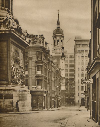 Na base do monumento de Fish Street Hill, c1935. de Donald McLeish