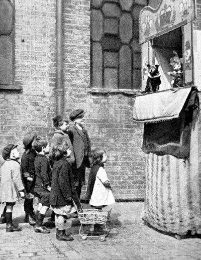 Crianças assistindo um show de Punch e Judy em uma rua de Londres, 1936 de Donald McLeish