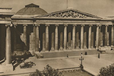 Frente em Colunata do Museu Britânico no Local da Antiga Casa de Montague, c1935. de Donald McLeish