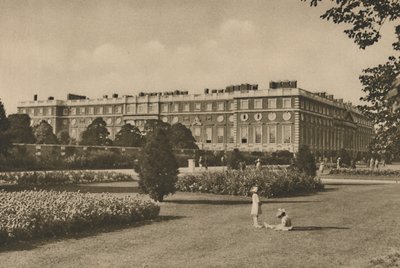 Ala leste de Hampton Court Adicionado por Wren no site do Cardinals Work, c1935. de Donald McLeish
