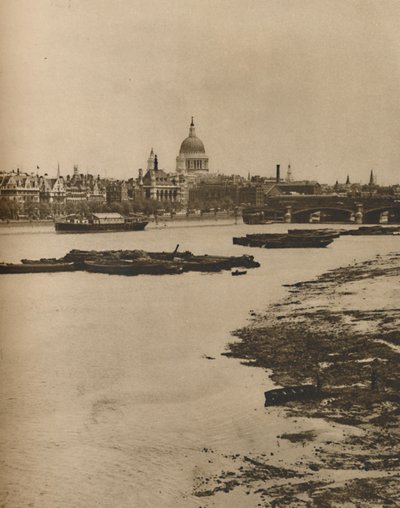 Terraplenagem e Blackfriars da extremidade sul da ponte de Waterloo, c1935. de Donald McLeish