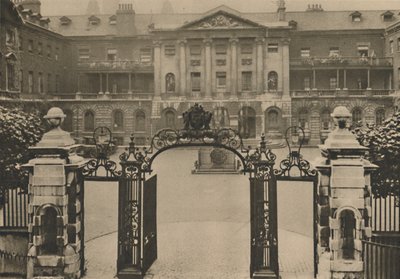 Entrada para o Hospital Guys com a Estátua dos Fundadores, no centro do pátio, c1935. de Donald McLeish