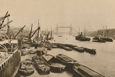 Envio no Pool de Londres: Vista da London Bridge para Tower Bridge, c1935. de Donald McLeish