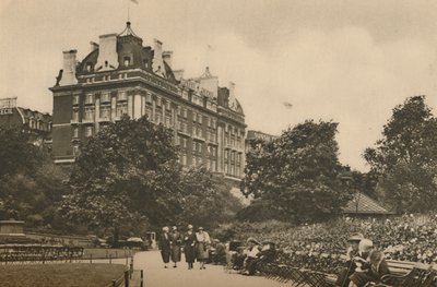 Seção da rua Villiers do Victoria Garden e uma vista do hotel Cecil, c1935. de Donald McLeish