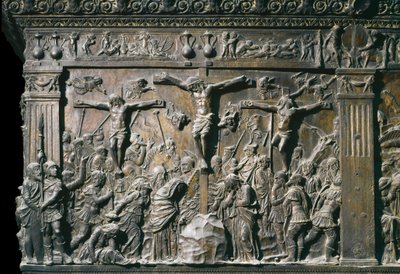 Representação do bom ladrão (Dismas) e do mau ladrão (Gesmas), crucificados com Jesus Cristo. Baixo relevo do púlpito esquerdo, c. 1460 de Donatello